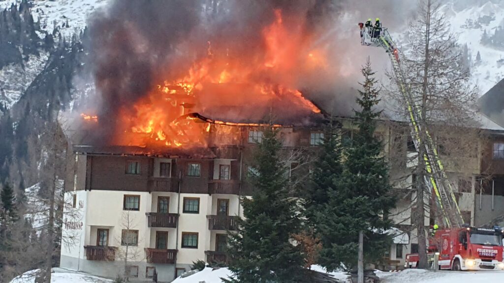 Gailtal Journal Gro Einsatz Der Feuerwehren Hotelbrand Am Nassfeld