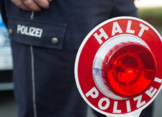 Polizei nimmt Kennzeichen ab