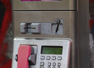 Telefonzelle bei Beachparty schwer beschädigt