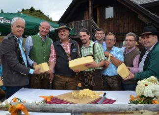 Almkäseanschnitt und Landesalmwandertag