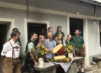 Almkäseanschnitt auf der Unteren Bischofalm