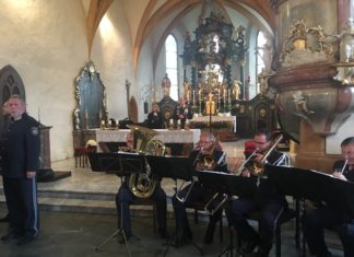 Blau- und Gelblichtorganisationen im Vordergrund