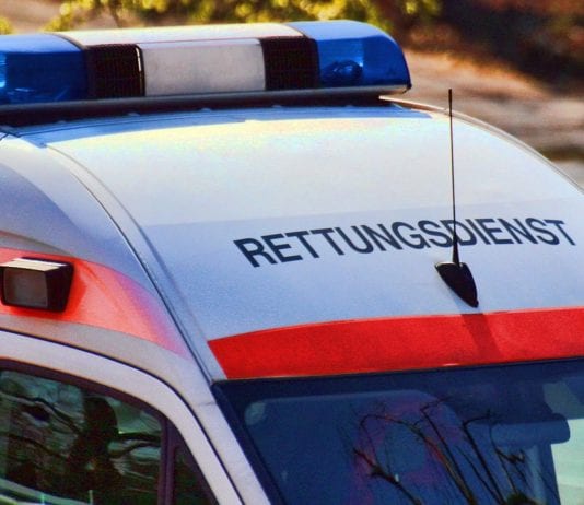 Mit Hand zwischen die laufenden Walzen