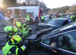 Totalschaden: PKW-Zusammenstoß auf der B83