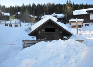 Am Nassfeld: Kind unter Dachlawine begraben