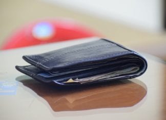 Diebe stahlen 69-jähriger Frau die Brieftasche