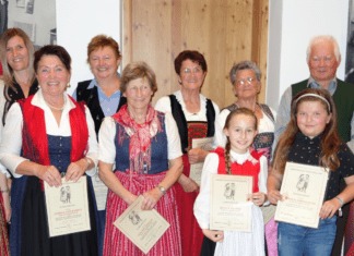 Hilfsbereite Obergailtaler Trachtengruppe