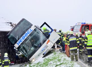 Update: Doppeldeckerbus kippte von B 111