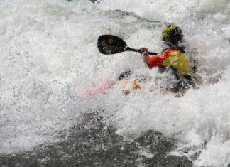 Kajakunfall: 42-Jähriger prallte gegen Bachstein