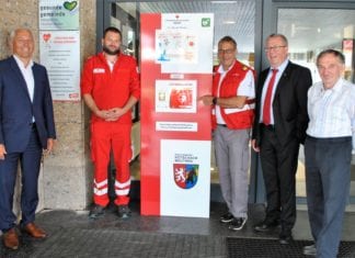 Offizielle Übergabe der öffentlichen Defi Säule beim Rathaus Kötschach Mauthen