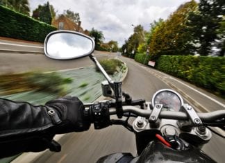 18-jähriger stürzte mit Motorrad und prallte gegen Leitschiene