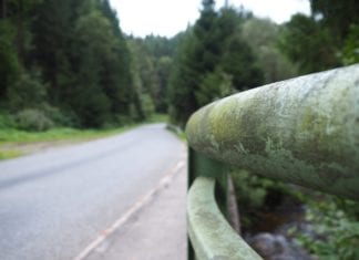 Betrunken gegen Leitschiene