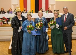 Land ehrte Goldhaubenfrauen