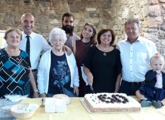 Wirtin feiert ihren 60er