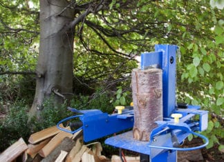 16-Jähriger Schüler beim Holzspalten schwer verletzt