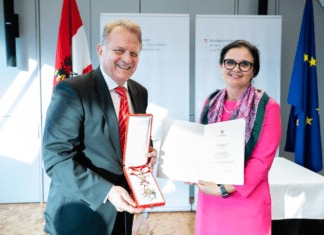 Rotkreuz-Präsident Dr. Peter Ambrozy erhält hohe Auszeichnung von der Republik Österreich