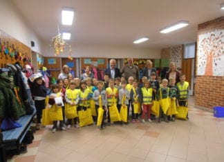 Übergabe von Sicherheitswesten für die Schülerinnen und Schüler der 1. Klassen in der Volksschule Kötschach-Mauthen