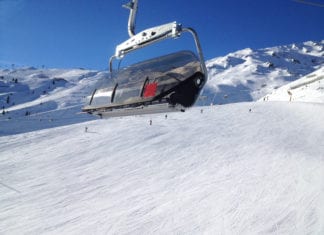 Zwei Schifahrer aus Sessellift katapultiert