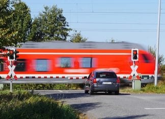 Regionalzug streift PKW
