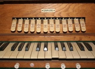 Klavier- oder Orgelspieler gesucht!