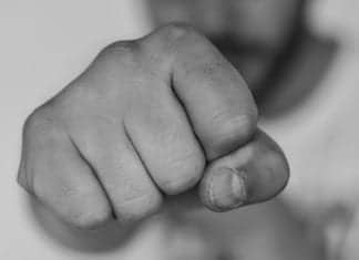 Alkoholisierter Mann verletzte Polizisten