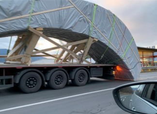 LKW blockierte Fahrstreifen der B111