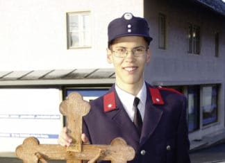 Er trägt gerne das Kreuz