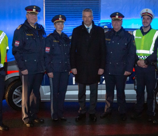 Innenminister Nehammer bei Schwerpunktkontrollen