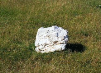 Felsbrocken stürzte auf die B111