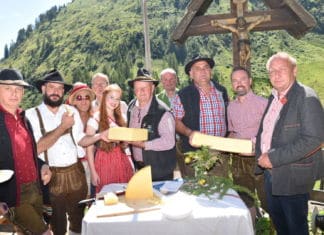 Offizieller Almkäseanschnitt 2020 auf der Großfrondell Alm
