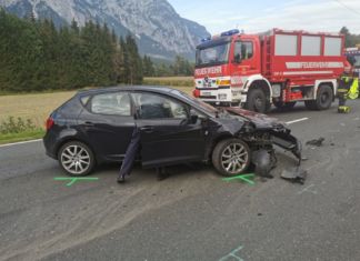 Aufräumungsarbeiten nach Verkehrsunfall auf der B111