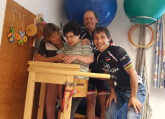 Die Paralympioniken Wolfgang Dabernig und Michael Kurz helfen Katharina Niescher aus Klebas