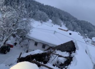 Wirtschaftsgebäudedach teilweise eingestürzt