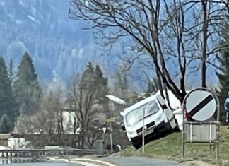 Absturzgefahr – Auto kam in Schräglage