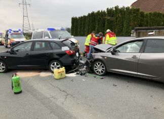 Auffahrunfall auf der B 83 mit mehreren verletzten Personen