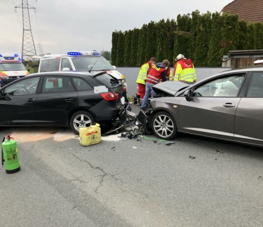 Auffahrunfall auf der B 83 mit mehreren verletzten Personen