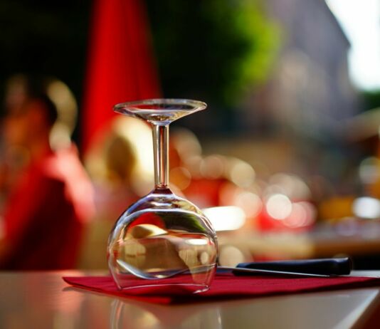 Diese Anbieter verzichten auf einen Impfnachweis