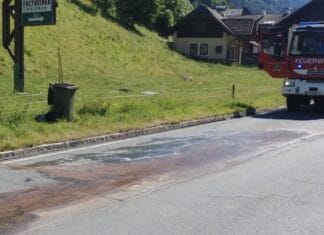 69-jähriger Motorradlenker übersah abbiegenden Pkw