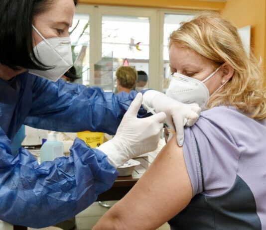 Niedergelassene Ärztinnen und Ärzte übernehmen den Großteil der Corona-Impfungen