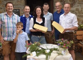 Offizieller Almkäseanschnitt 2021 auf der Watschiger Alm