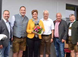 Ralf Neuwirth eröffnete feierlich sein neues Betriebsgelände