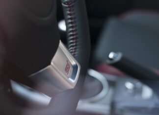 Kontrolle über Klein-LKW verloren: Verkehrsunfall