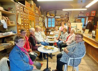 Der Familien-Trachtenverein Arnoldstein auf Besuch im Greißler-Museum in Thörl-Maglern
