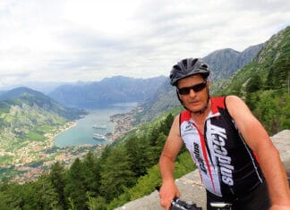 Pedalritter mit strammen Wadeln