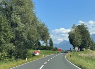 Verkehrsunfall: Motorradlenker touchierte ein Auto