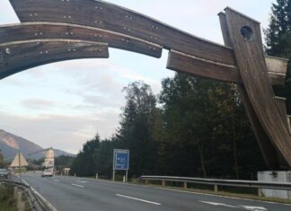 Hitze löste Stahlplatte: Zwei Fahrzeuge bei Unfall auf Gailtalstraße beschädigt