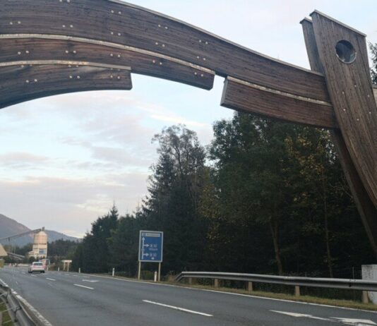 Hitze löste Stahlplatte: Zwei Fahrzeuge bei Unfall auf Gailtalstraße beschädigt