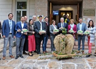 Landwirtschaftskammer und Landjugend überreichen Erntekrone an die Kärntner Landesregierung