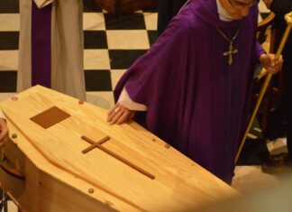 Premiere in der Katholischen Kirche Kärnten: Bischof Marketz beauftragt erstmals 22 Laien mit der Leitung von Begräbnissen, Verabschiedungen und Urnenbeisetzungen