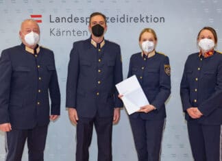 Dekretübergabe an neue Führungskräfte